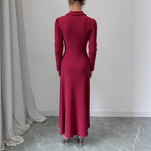 Détail de la maille texturée et des manches lampion d'une robe midi fuchsia vue de dos