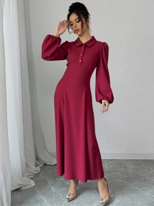 Robe rouge vin élégante à col polo, manches lanterne et boutonnage simple chic