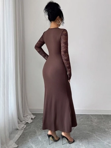Eng anliegendes schokoladenbraunes Maxikleid mit Spitzenärmeln und eleganter Rückansicht
