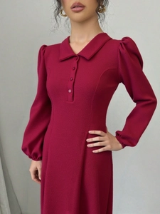 Robe midi élégante en maille bordeaux avec col polo, manches lanternes et boutons