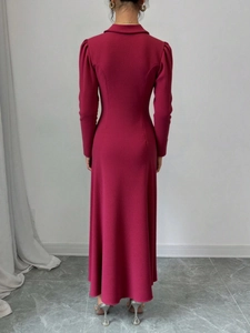 Robe longue fuchsia élégante avec manches lanterne et col polo vue de dos sophistiquée