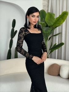 Elegante abito nero con scollo quadrato, maniche in pizzo e dettagli drappeggiati
