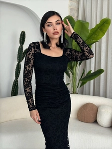 Elegante abito lungo nero a maniche lunghe con pizzo, scollo quadrato e gonna a pieghe
