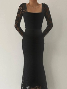 Elegante abito lungo nero con scollo quadrato, maniche in pizzo e silhouette a sirena