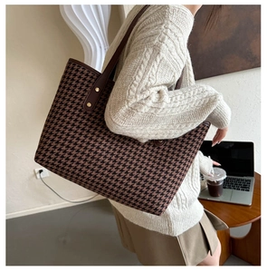 Borsa tote con motivo pied-de-poule, spalline marroni e dettagli con rivetti dorati chic