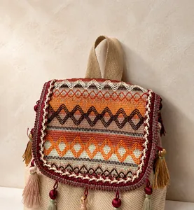 Details der böhmischen Stickerei und bunte Quasten an einem ethnischen Rucksack