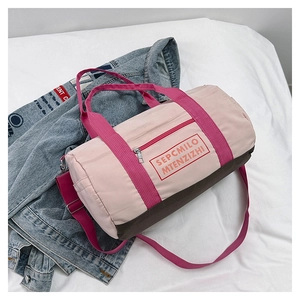 Detail der pink-braunen Sporttasche mit Griffen und Logo auf Textur-Hintergrund
