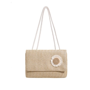 Bolso cuadrado de paja con detalle de margarita blanca y asa de cuerda de algodón