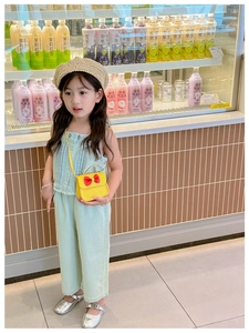 Tenue en jean vert clair pour fille avec un joli sac à bandoulière à nœud jaune et accessoires
