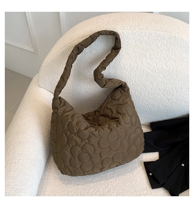 Detail der kaffeebraunen Stepptasche mit Blumenmuster auf weichem Nylongewebe