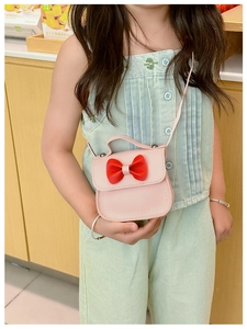 Détails du sac bandoulière rose pour filles avec un grand nœud rouge et une fine lanière