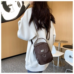 Dettaglio mini borsa a tracolla marrone in nylon con anello e tasche con zip