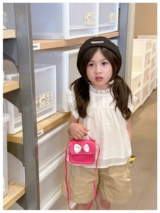 Vue détaillée du mini sac bandoulière rose pour filles avec grand nœud blanc élégant