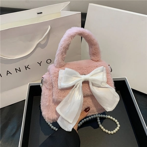 Borsa a mano in peluche rosa con grande fiocco in organza bianca e catena di perle