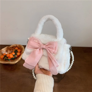 Borsa in peluche bianca con fiocco rosa e tracolla in perle stile dolcezza