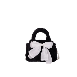 Borsa in peluche nera con fiocco bianco e tracolla in perle elegante e raffinata