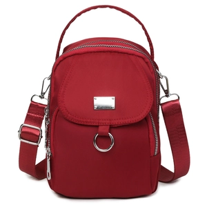 Mini borsa a tracolla rossa in nylon con tre scomparti a cerniera e dettagli argentati
