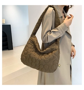 Detailaufnahme der braunen Stepp-Tote-Bag mit Blumenmuster und großem Fassungsvermögen