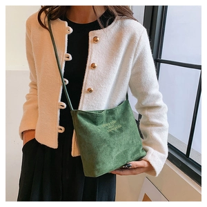 Dettaglio della borsa in pelle scamosciata verde con ricamo Onwards and upwards
