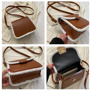 Detail van bruine lederen crossbodytas met witte faux fur bies en binnenvakken