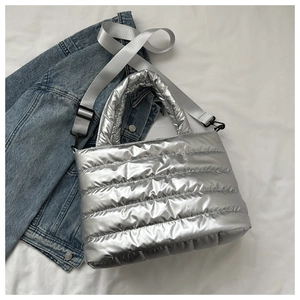 Détail du sac fourre-tout matelassé argenté avec bandoulière en tissu réglable