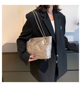 Dettaglio della borsa trapuntata oro champagne con elegante tracolla a catena