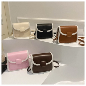 Detailweergave van vintage crossbodytassen met imitatiebont in vijf kleuren