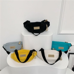 Borse a tracolla minimaliste in nylon da donna mostrate in vari colori su un display
