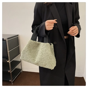 Detail der hellgrünen Lammfell-Eimertasche mit schwarzen Nylon-Griffen