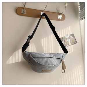 Dettaglio borsa a tracolla in nylon grigio chiaro con logo fashion e tracolla