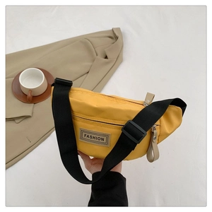 Dettaglio borsa a tracolla in nylon giallo con logo Fashion e tracolla regolabile