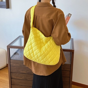 Bolso tote acolchado amarillo brillante con diseño de rombos y correa ancha de hombro