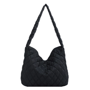 Bolso tote acolchado negro con costuras de diamantes y asa acolchada estilo hobo