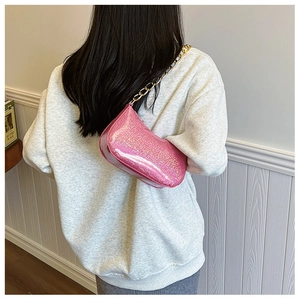 Borsa sottobraccio con paillettes rosa e catena dorata indossata per mostrare le misure