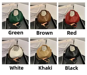 Vue détaillée en grille montrant des sacs croissant motif croco en six couleurs variées