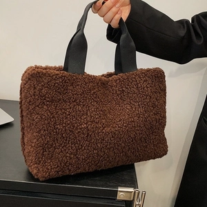 Dunkelbraune Plüsch-Tote-Bag mit schwarzen Tragegriffen aus Segeltuch für den Winter