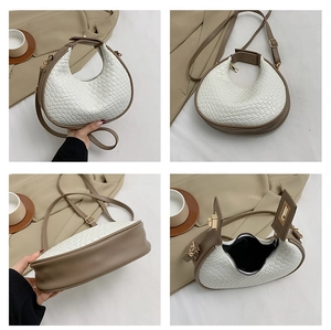 Détails du sac demi-lune tressé montrant la texture, la bandoulière et la structure