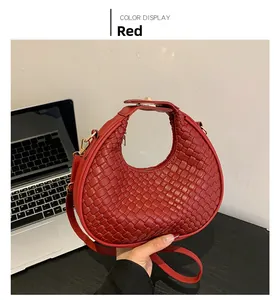 Détail du sac demi-lune rouge avec tissage en cuir et boucle en métal doré