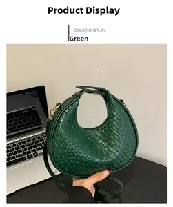 Vue détaillée du sac croissant en cuir PU tressé vert foncé avec anse à nœud