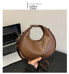 Détail du sac hobo marron café avec texture tissée et finitions métalliques dorées