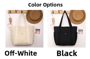 Dettaglio borse shopper in tela nei colori bianco sporco e nero con tasche frontali