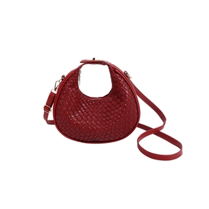 Sac hobo demi-lune rouge tissé avec poignée et bandoulière réglable amovible
