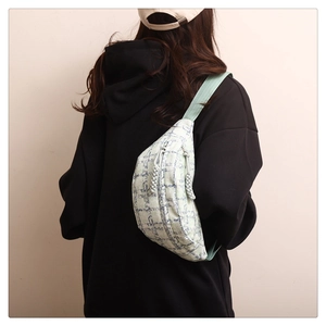 Détail du sac de poitrine à carreaux vert clair sur modèle avec texture en tissu