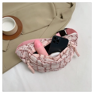 Détail du sac de poitrine en tweed rose avec rangement pour téléphone et gourde