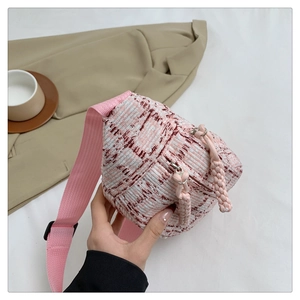 Détail du sac banane à carreaux roses avec fermetures éclair et sangle tissée souple