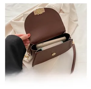 Dettaglio della capacità interna della borsa a sella in pelle PU marrone scuro con chiusura magnetica
