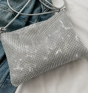 Makro-Detail der funkelnden silbernen Pailletten-Handtasche mit feinem Schulterriemen