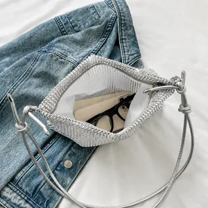Innenraum der silbernen Strass-Schultertasche mit Platz für Smartphone und Brille