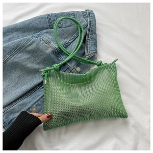 Détail du sac en maille strass vert avec cristaux étincelants et bandoulière nouée