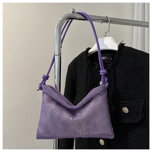 Détail du sac à main en maille à strass violets scintillants avec bandoulière en cuir